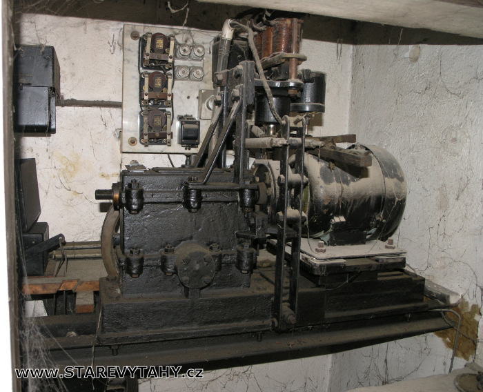 výtah jídelní Vyškov - web www.starevytahy.cz