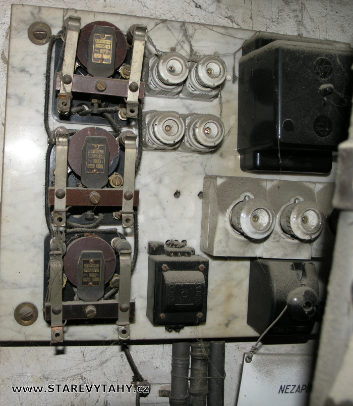 výtah jídelní Vyškov - web www.starevytahy.cz