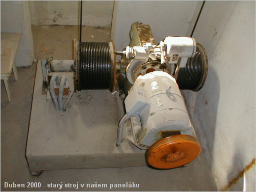 Výtahový starý stroj v Líšni v panelákách v Brně